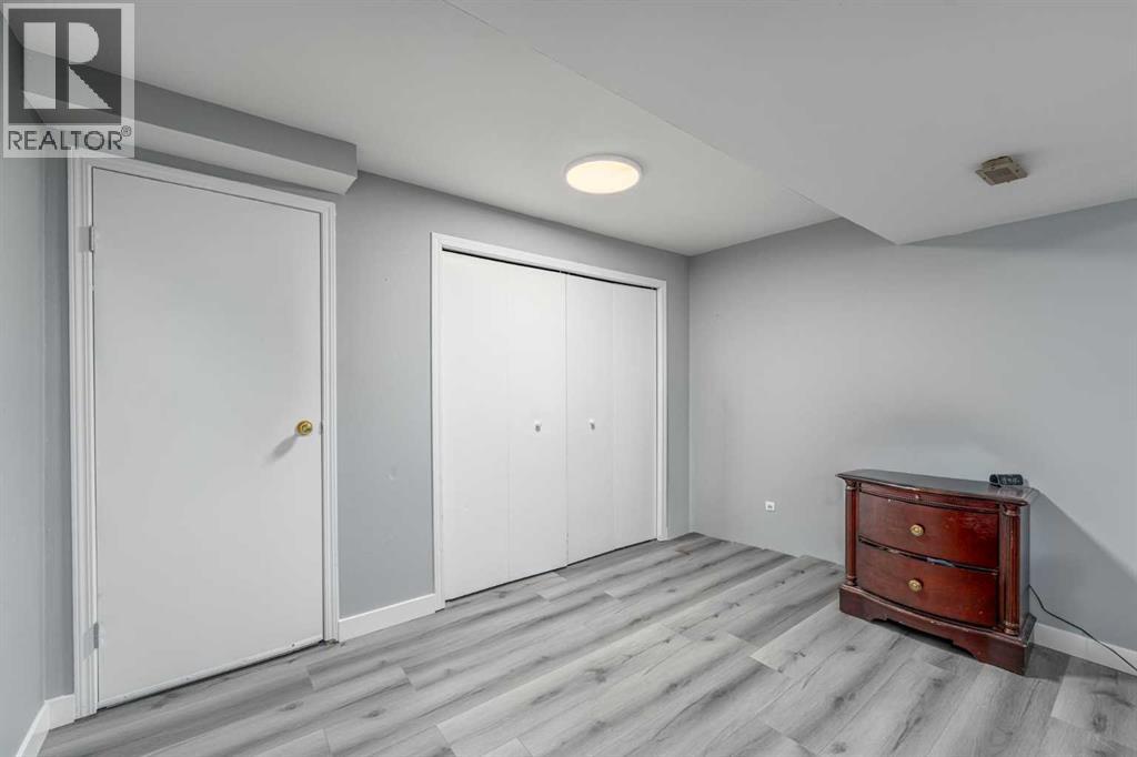 Single Family House 4 Level for Sale in  Coral Sands Place NE Coral Springs Calgary 