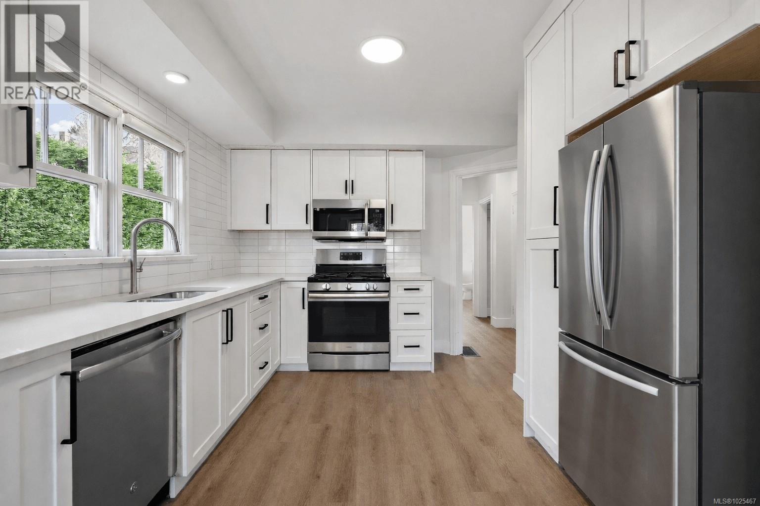 1095 Moss St, Victoria