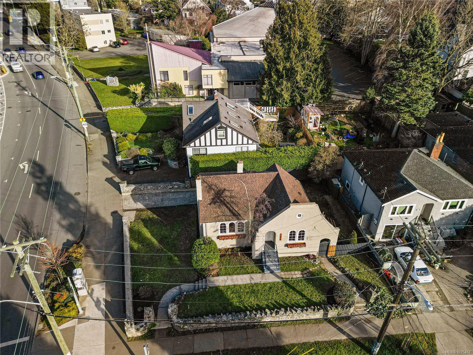 1095 Moss St, Victoria