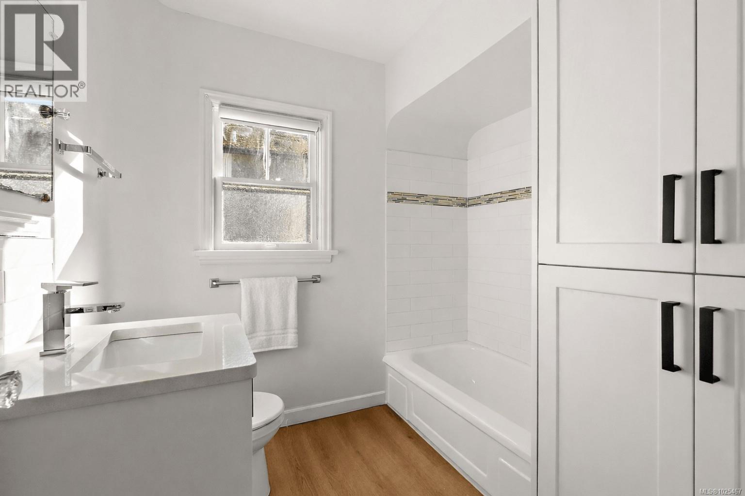 1095 Moss St, Victoria