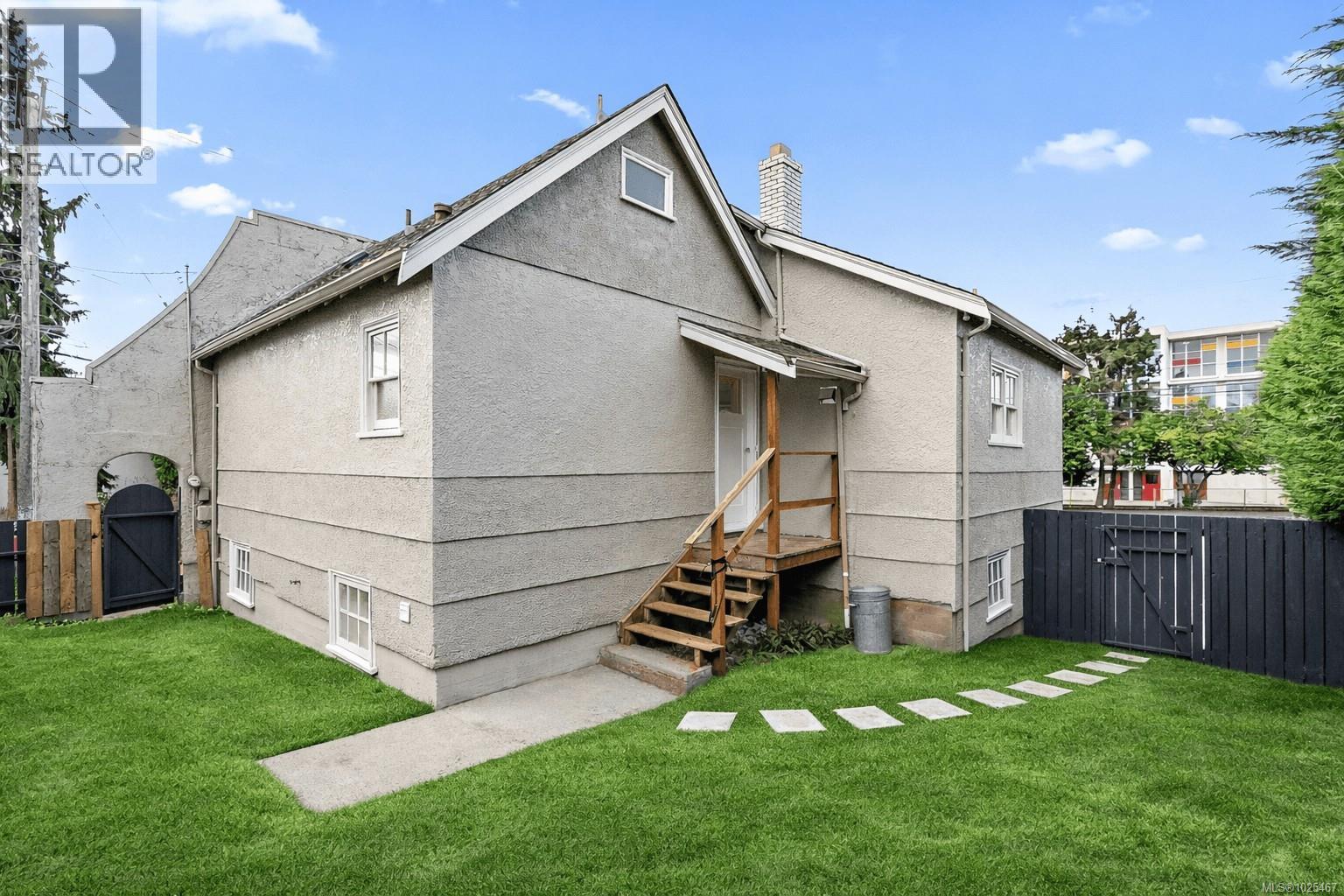 1095 Moss St, Victoria