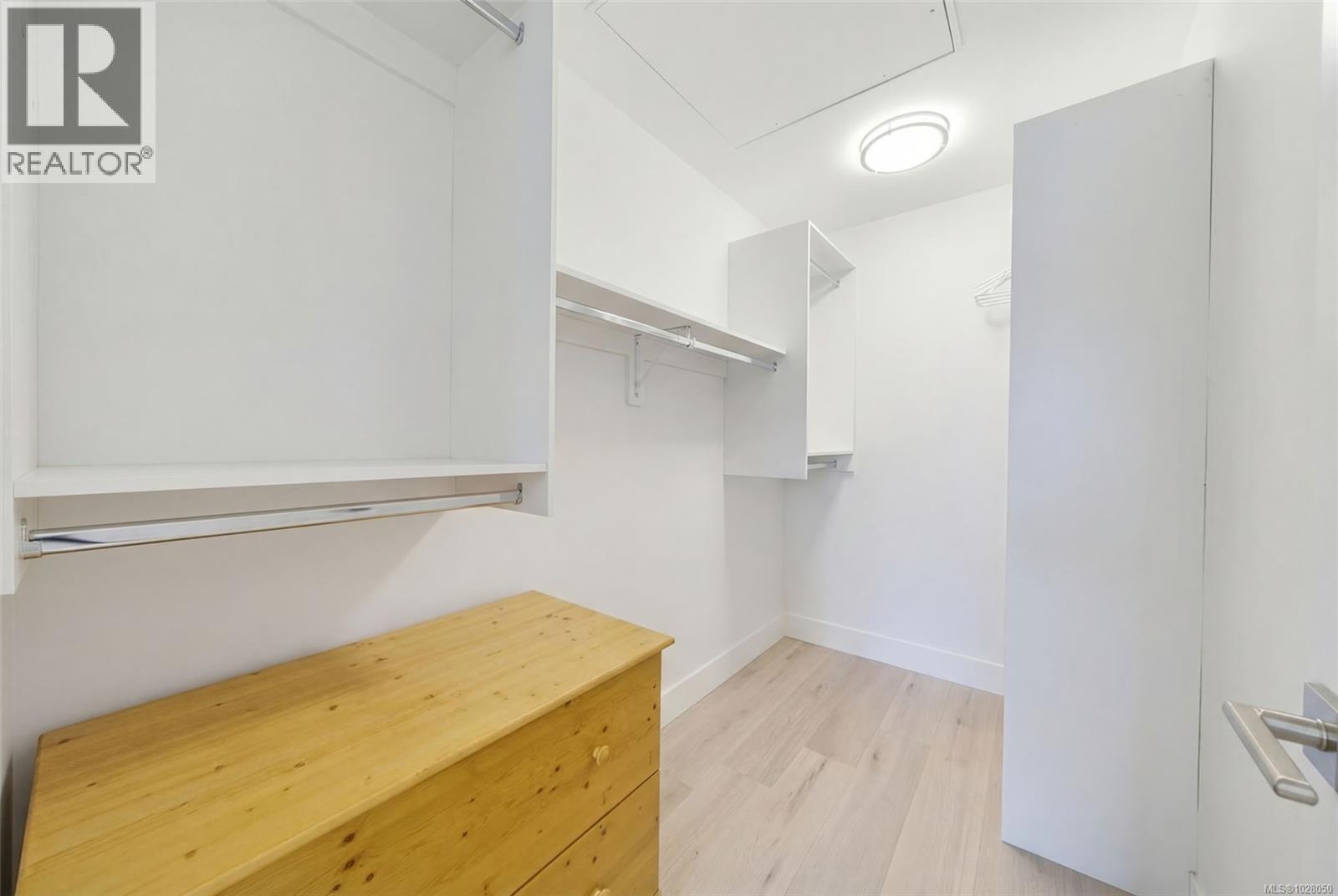 301 7098 Wallace Drive, Central Saanich