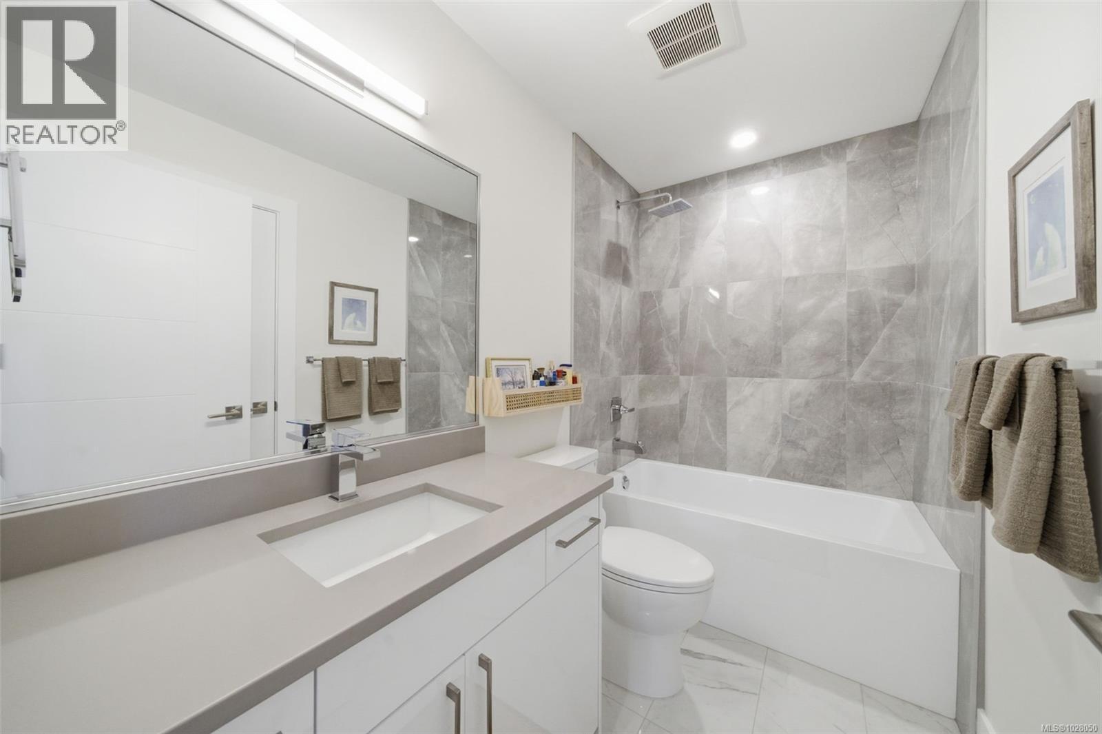 301 7098 Wallace Drive, Central Saanich