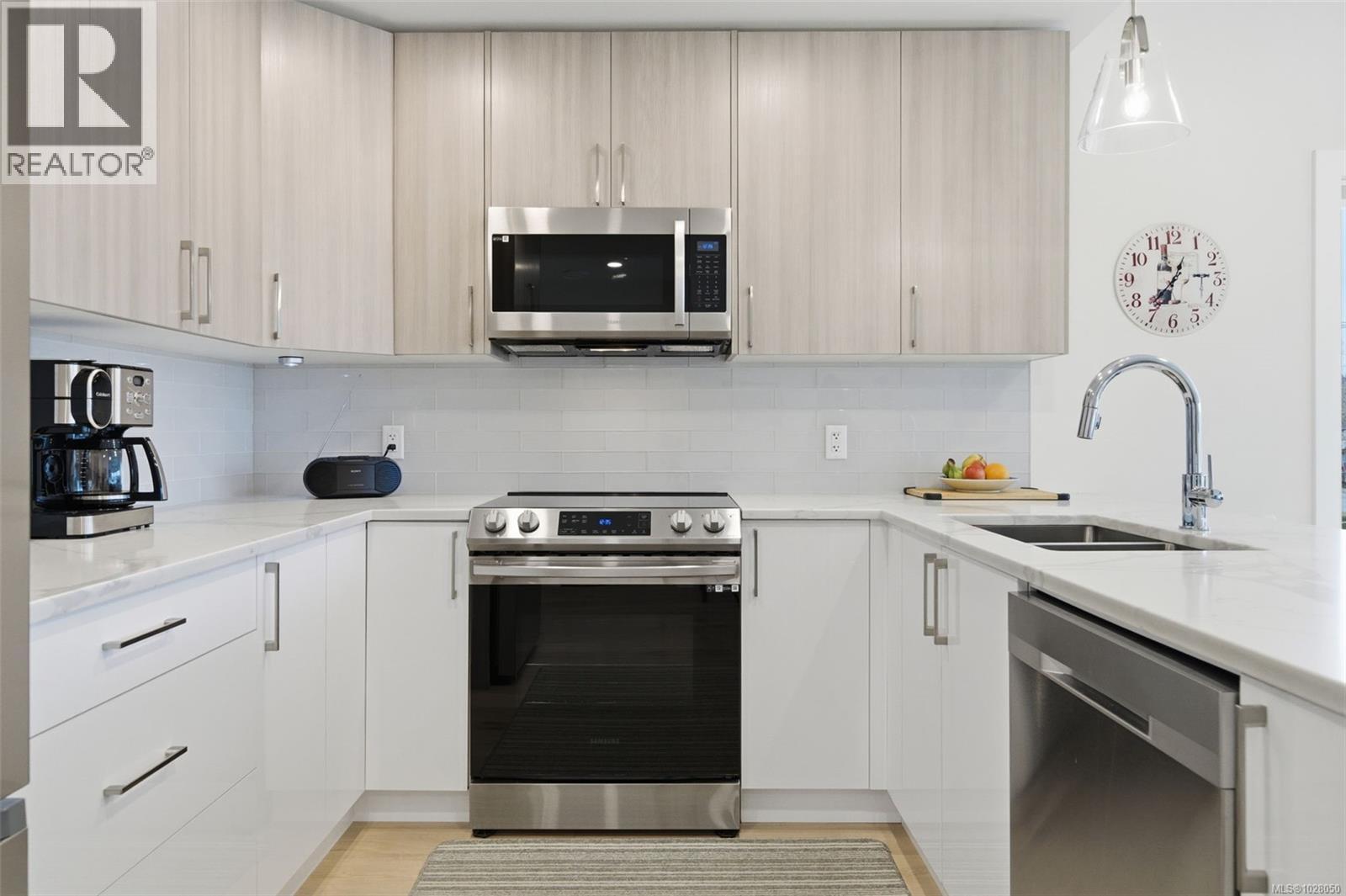 301 7098 Wallace Drive, Central Saanich