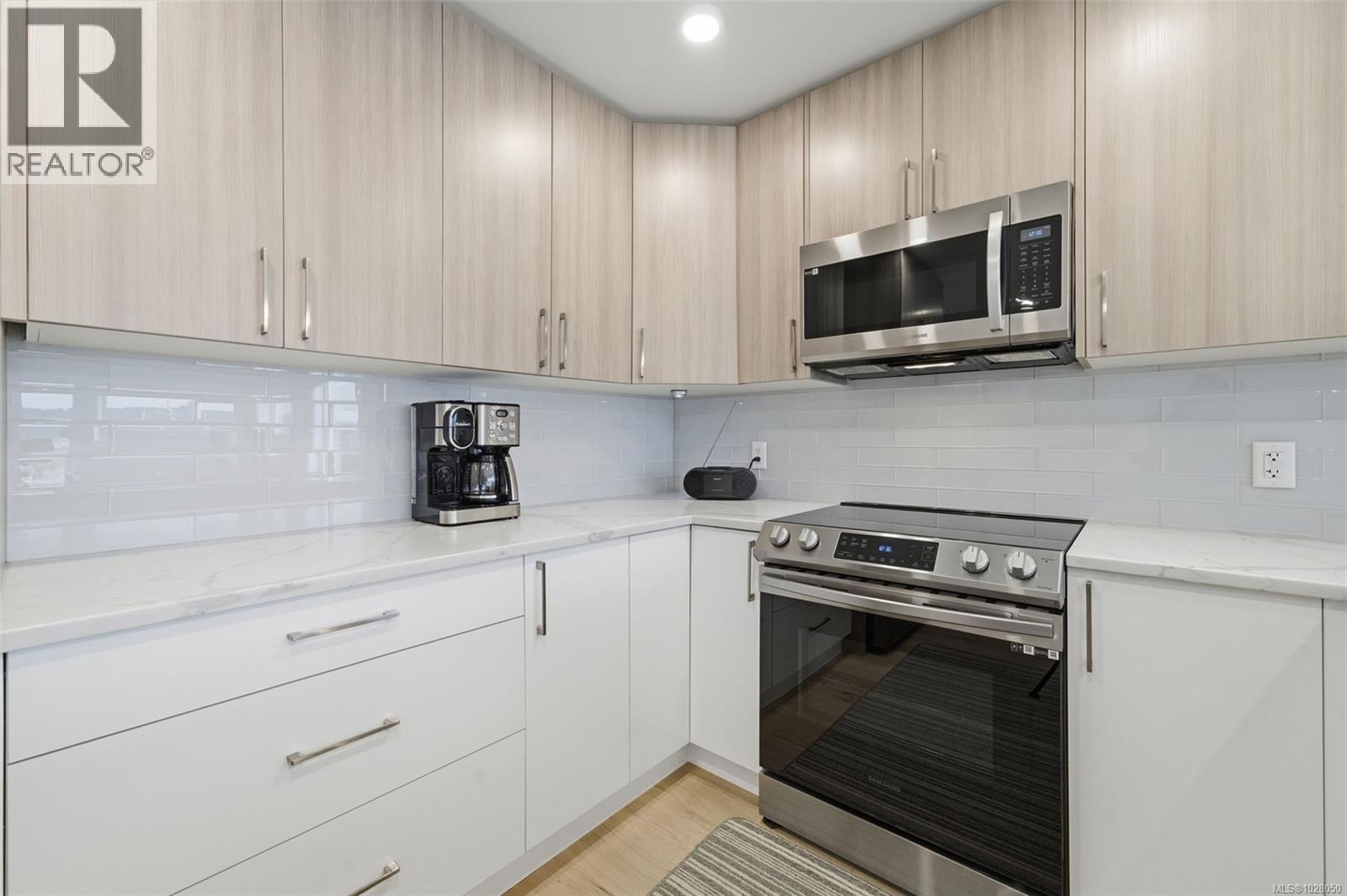 301 7098 Wallace Drive, Central Saanich