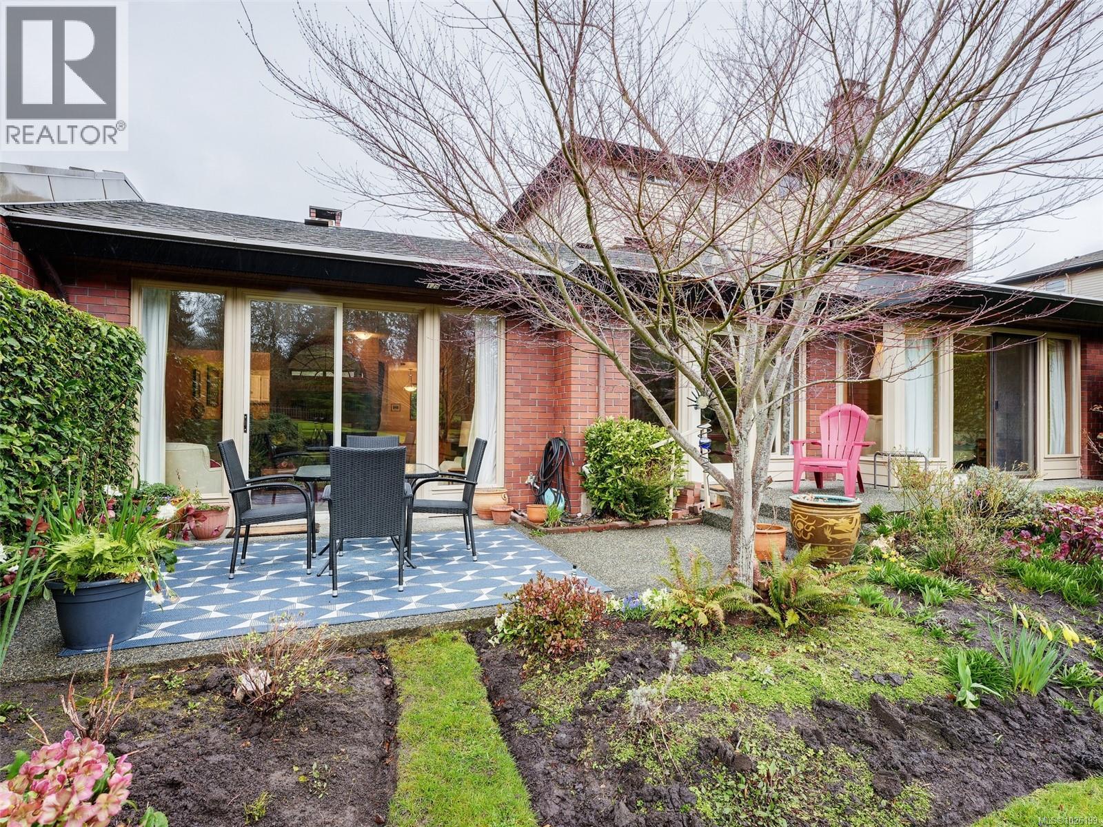 125 2345 Cedar Hill Cross Road, Oak Bay