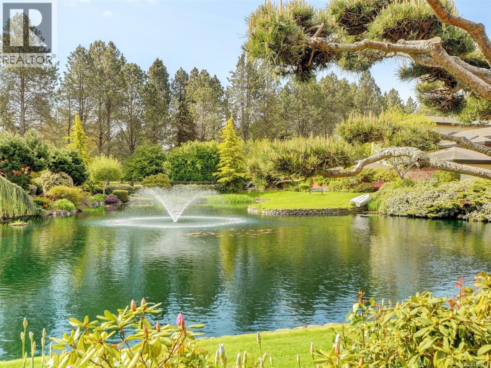 125 2345 Cedar Hill Cross Rd, Oak Bay