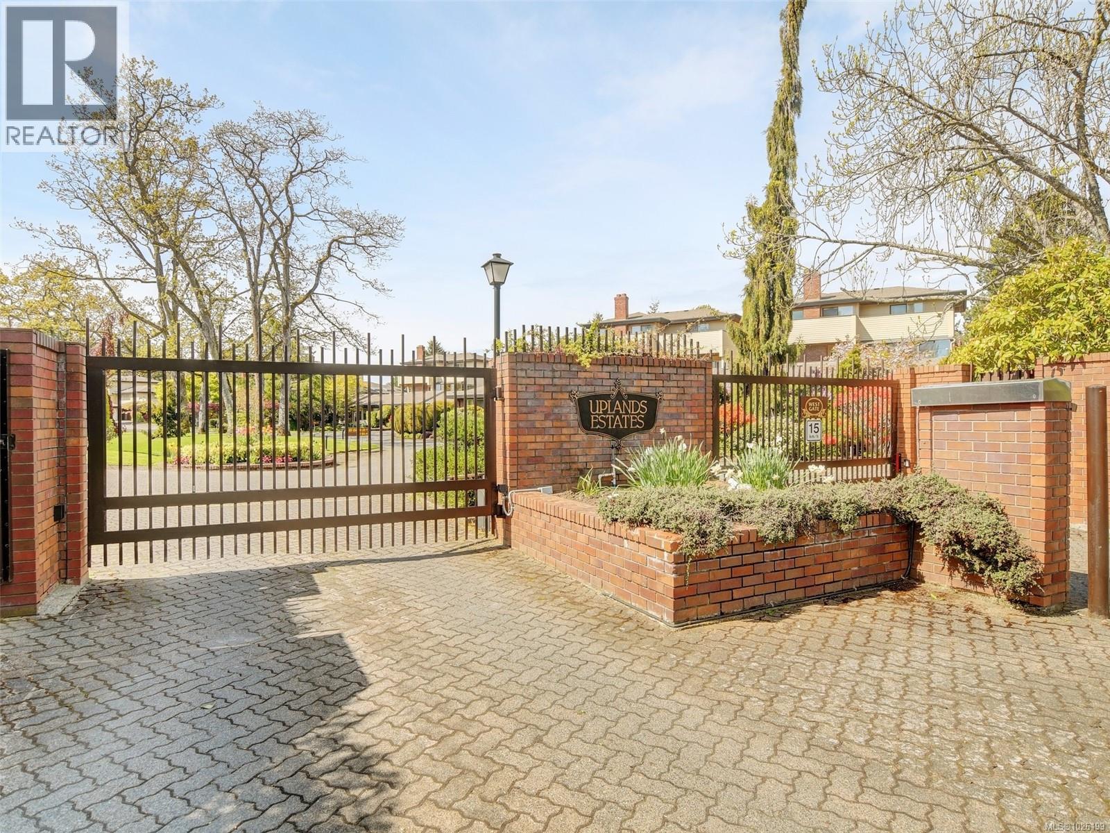 125 2345 Cedar Hill Cross Rd, Oak Bay