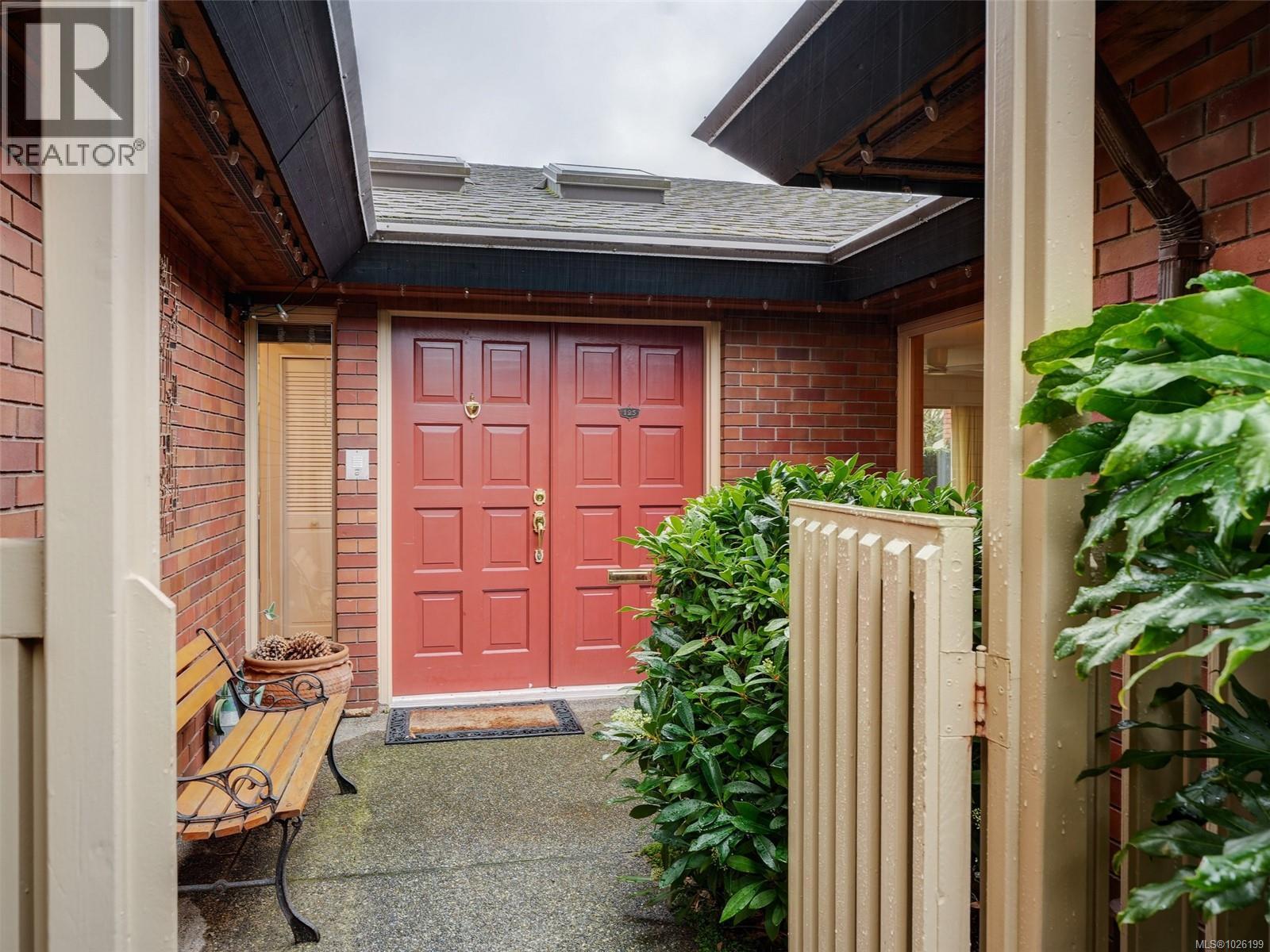 125 2345 Cedar Hill Cross Rd, Oak Bay