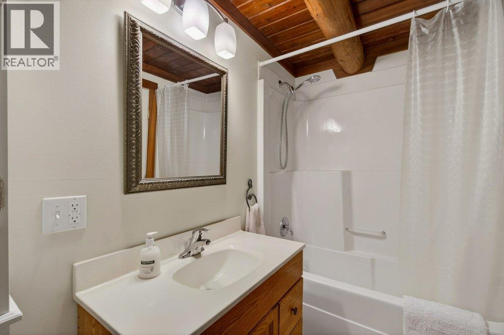 1421 10 Street SW, Salmon Arm