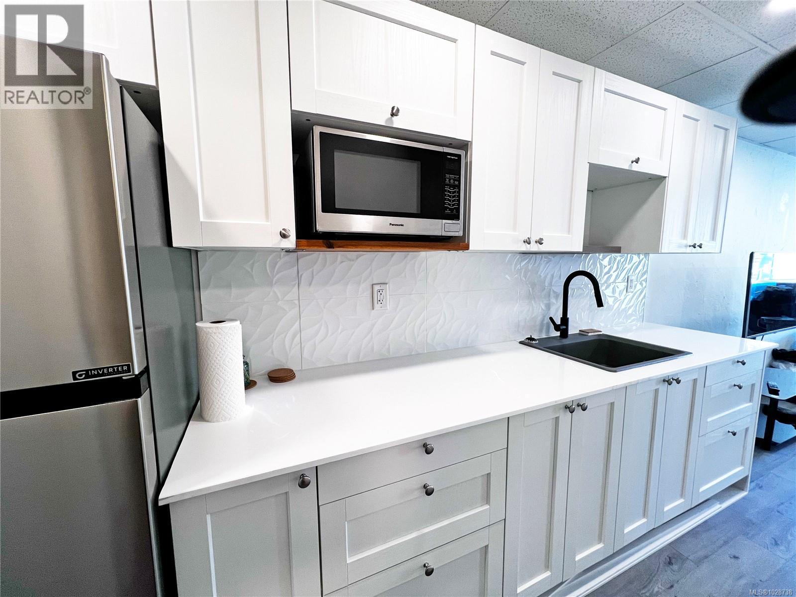 9736 CHEMAINUS RD - 16