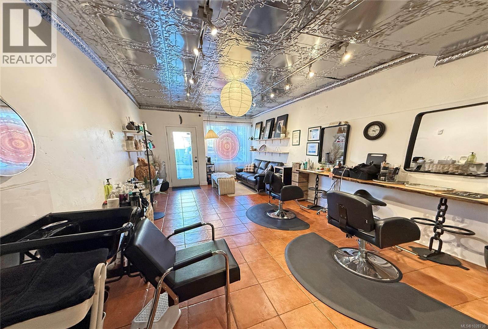 9736 CHEMAINUS RD - 17