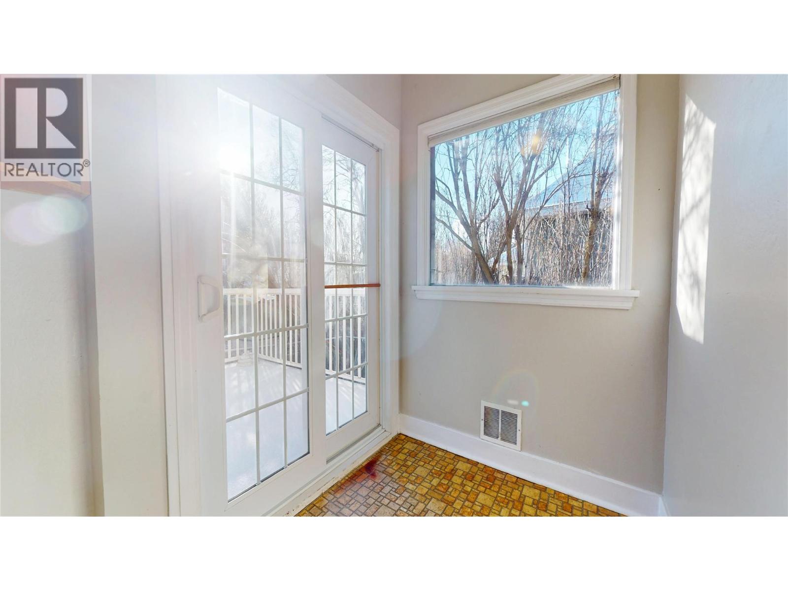 216 14TH AVENUE S - 22