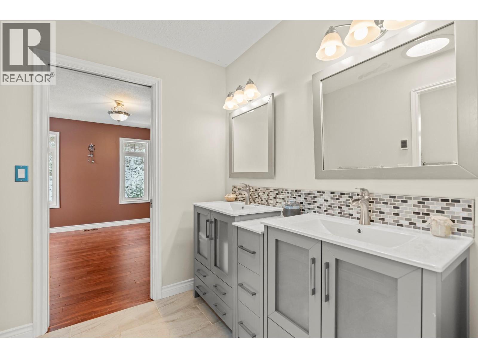 5475/5477 Kingsview Road - 34