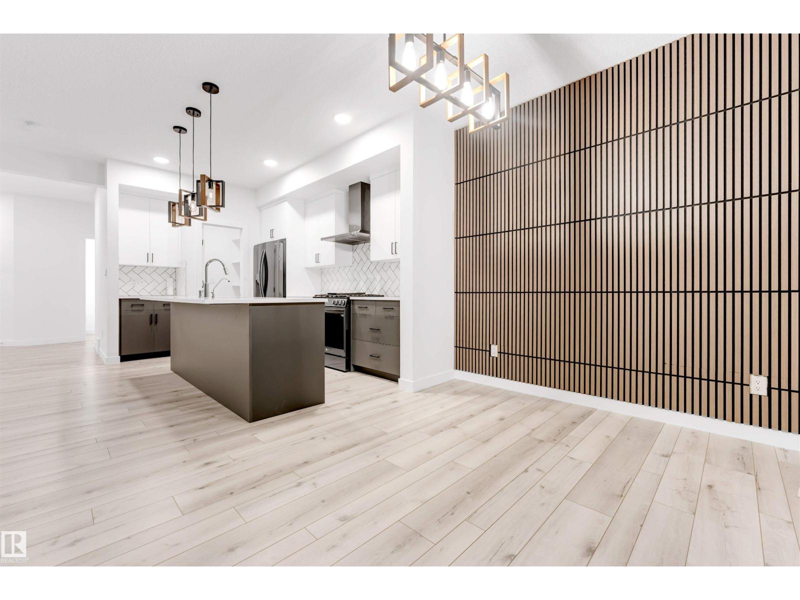 19135 22 AV NW - 14
