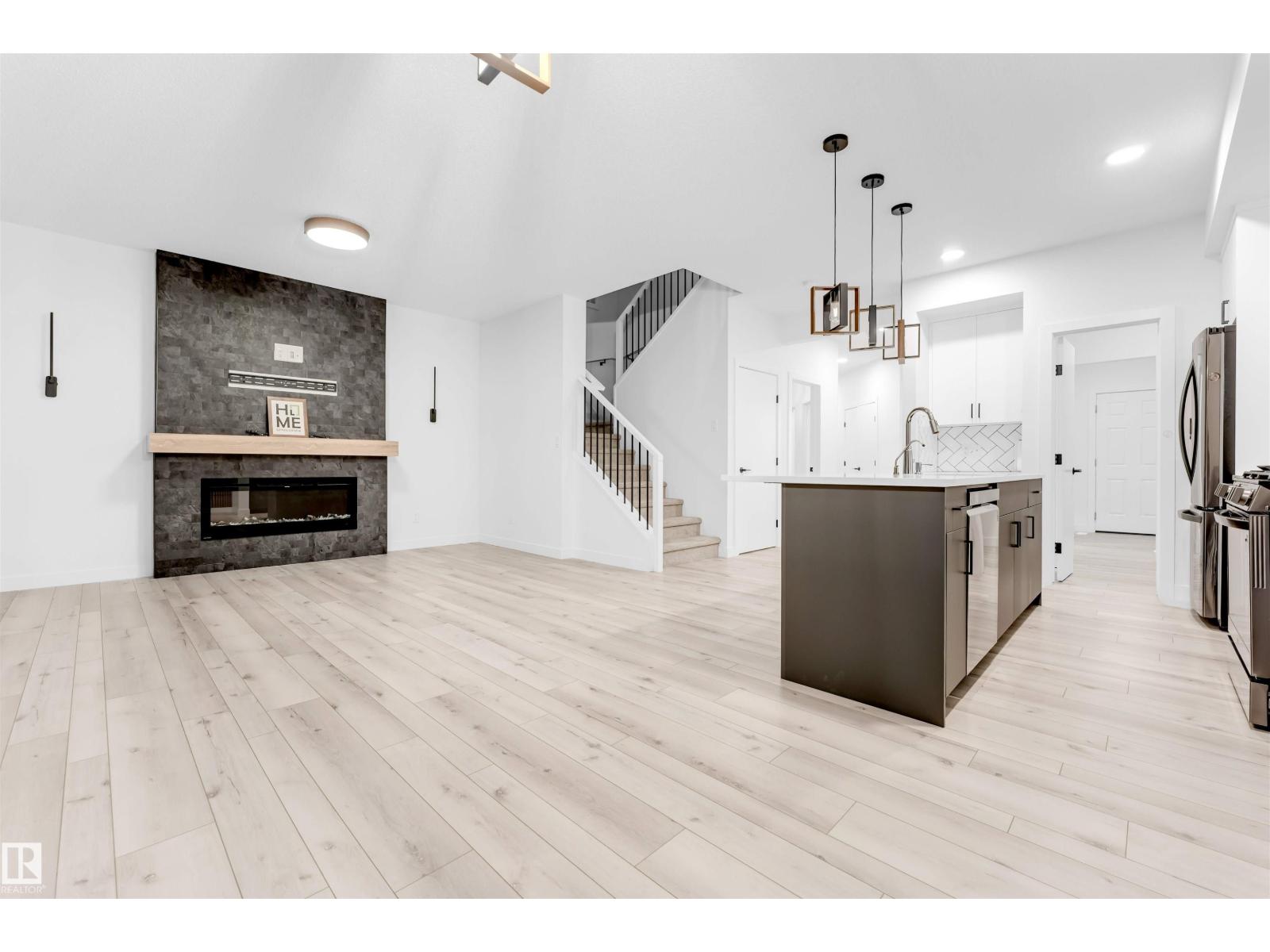 19135 22 AV NW - 15