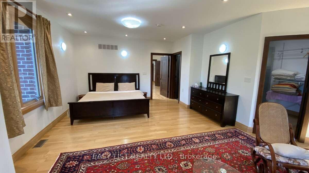 98 BURBANK DRIVE - 29