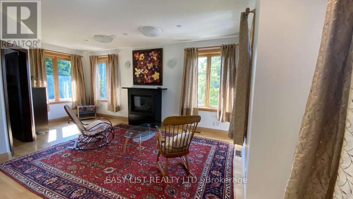 98 BURBANK DRIVE - 30