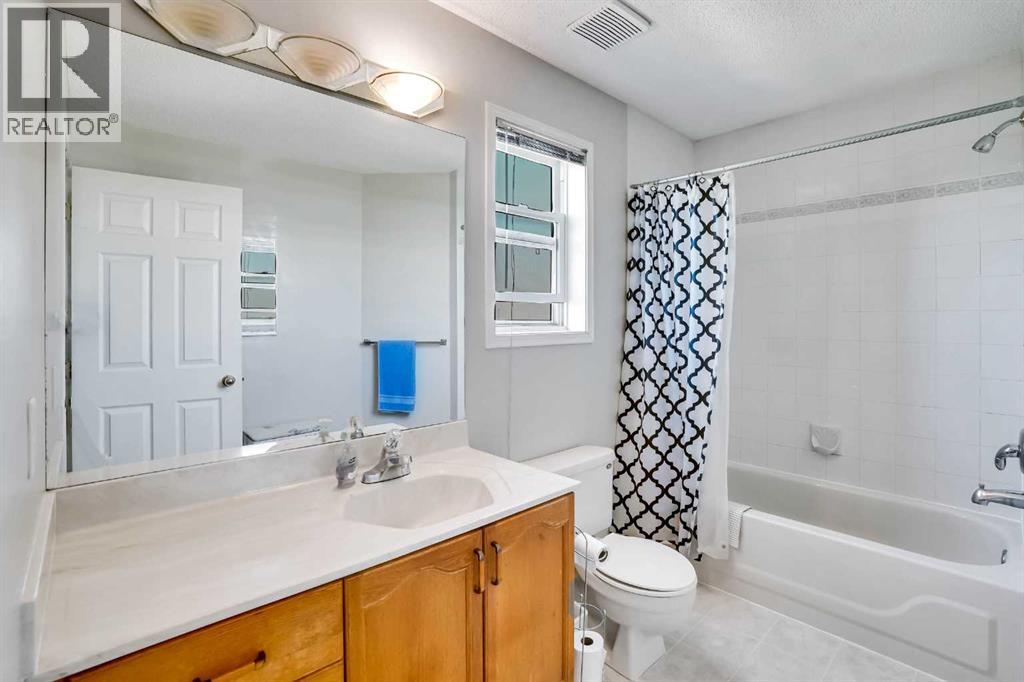 Single Family House for Sale in  Coral Springs Park NE Coral Springs Calgary 