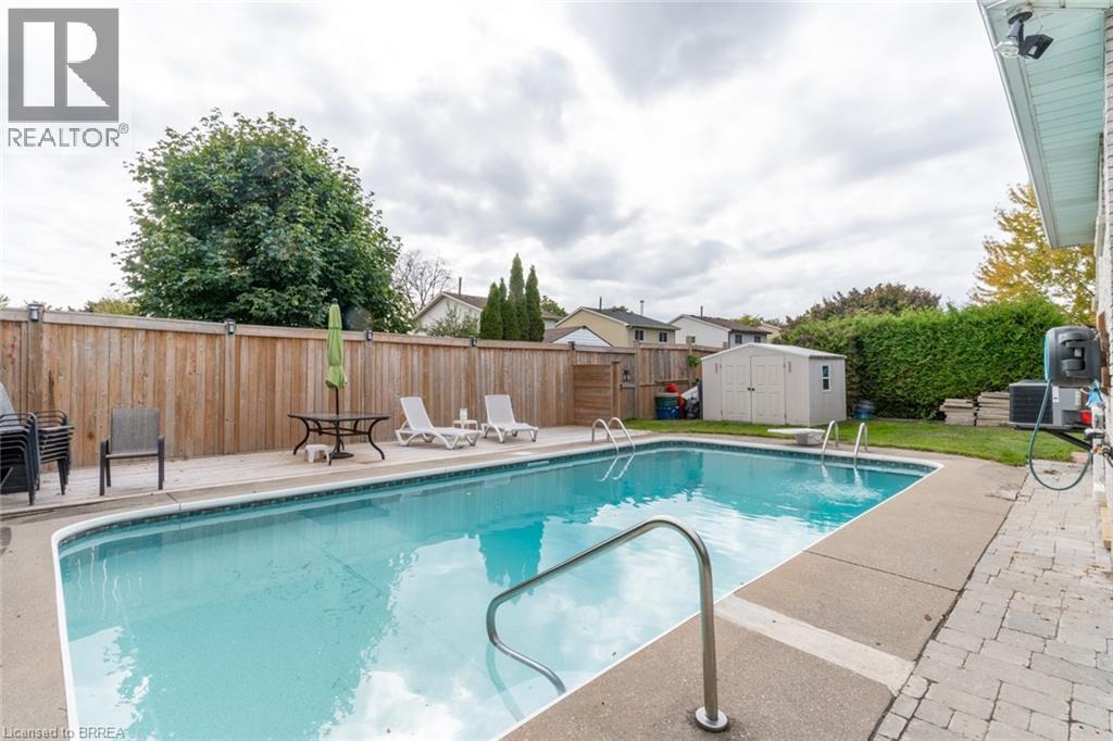 76 ENFIELD Crescent - 2