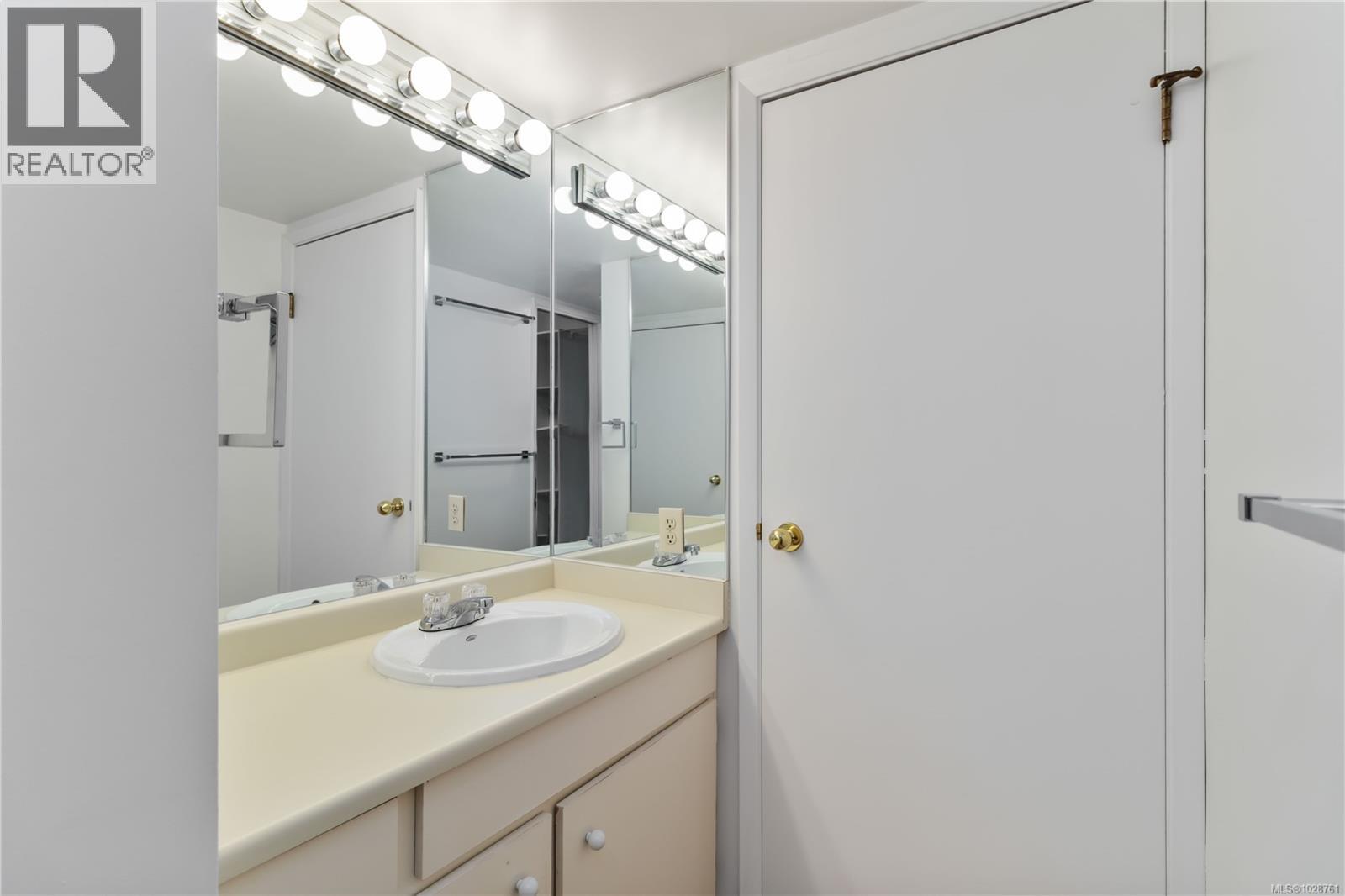 #706 325 Maitland St - 19