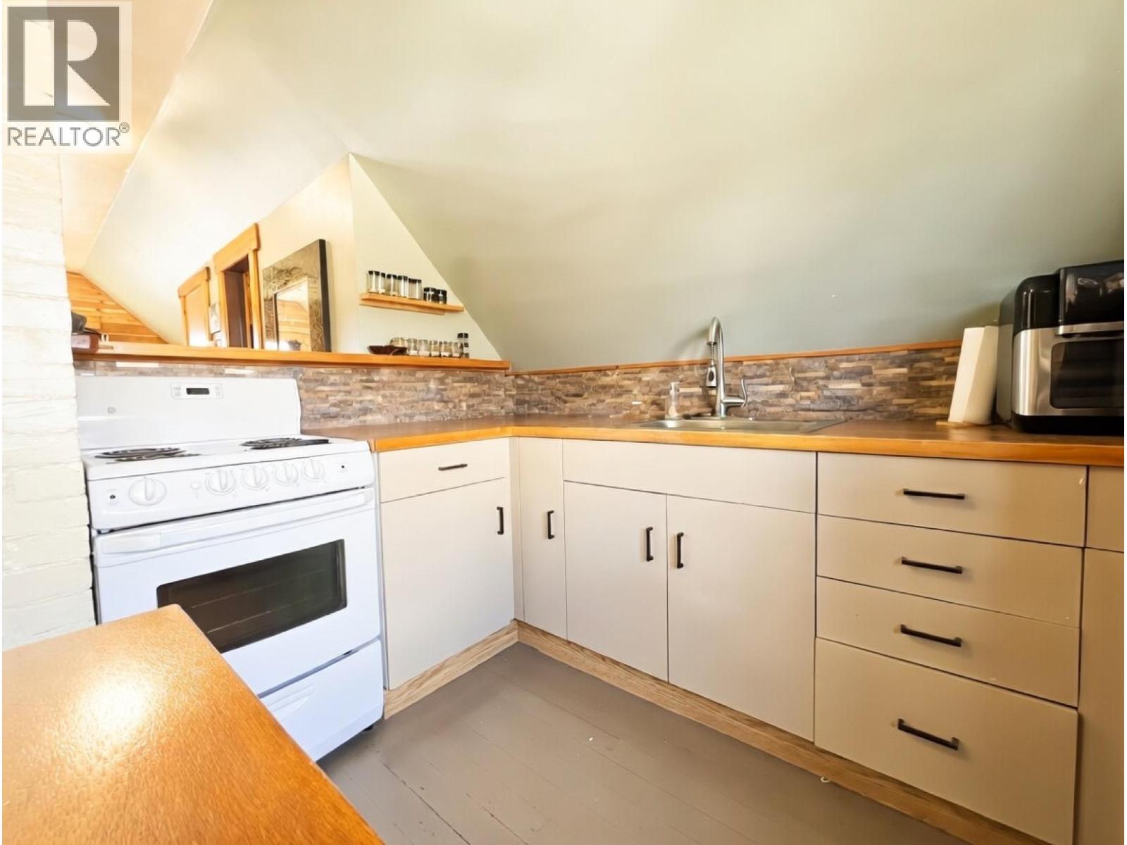 178 columbia Avenue, Castlegar