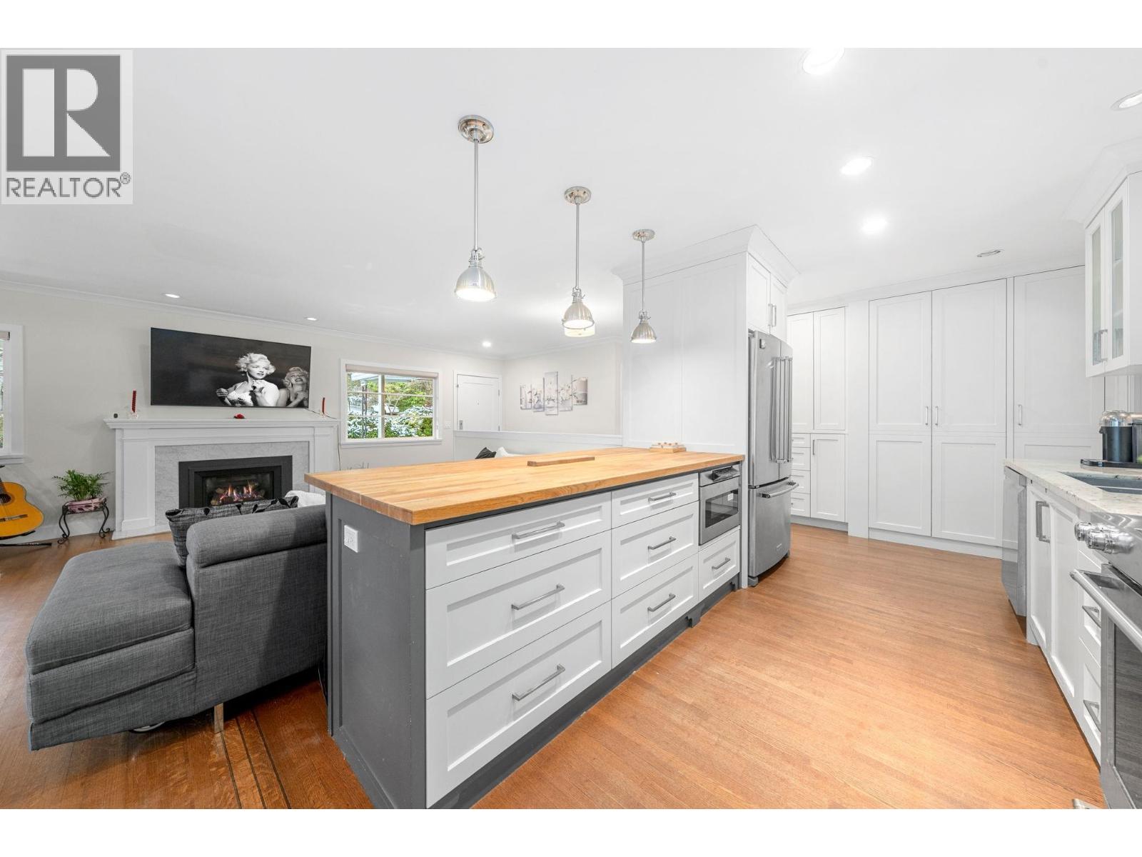 3990 DELBROOK AVENUE, North Vancouver