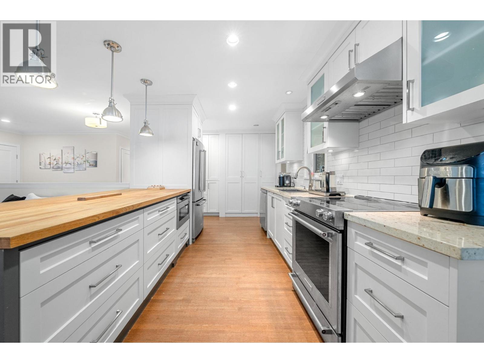 3990 DELBROOK AVENUE, North Vancouver