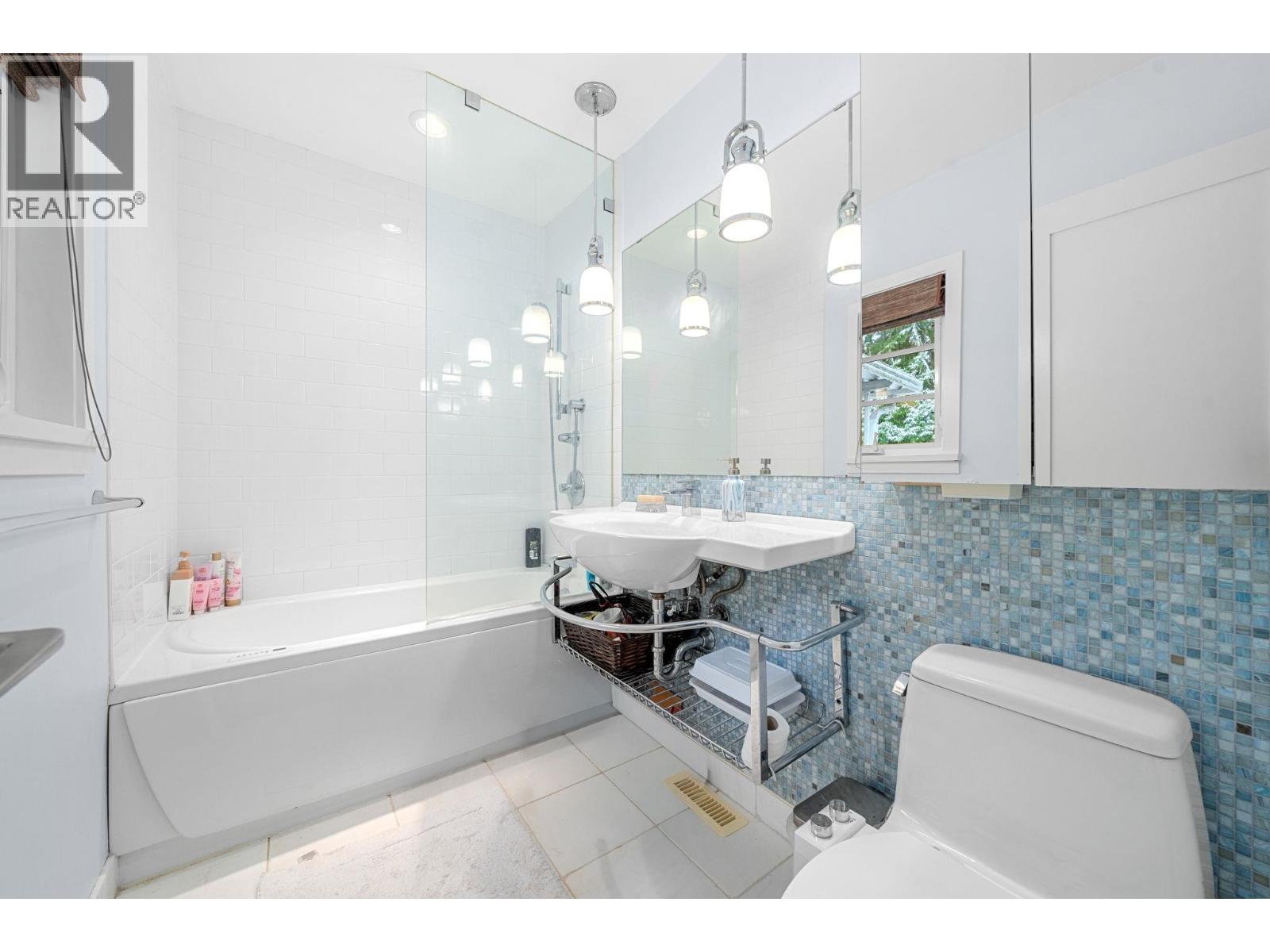 3990 DELBROOK AVENUE, North Vancouver