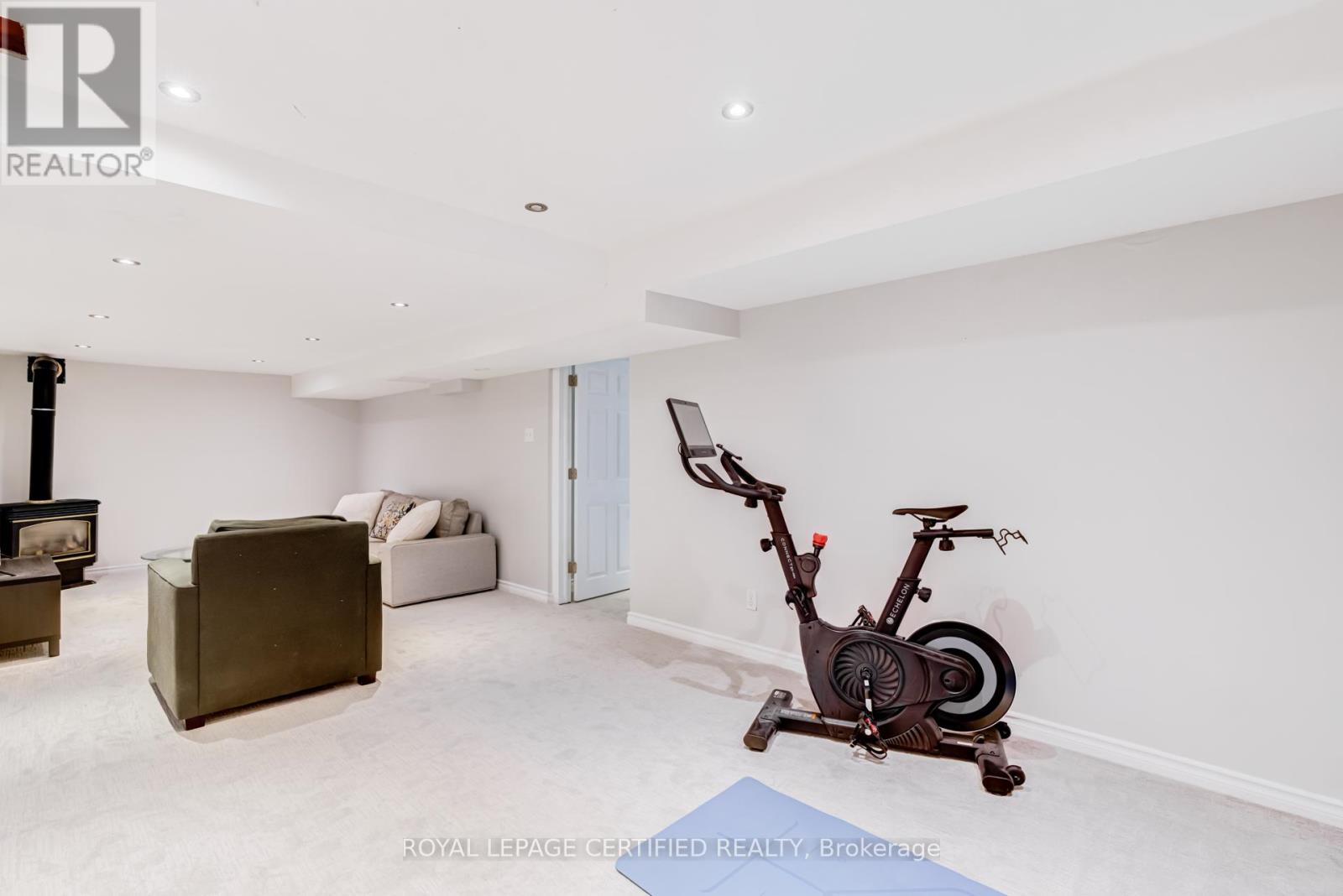 2197 OAKRIDGE CRESCENT - 40