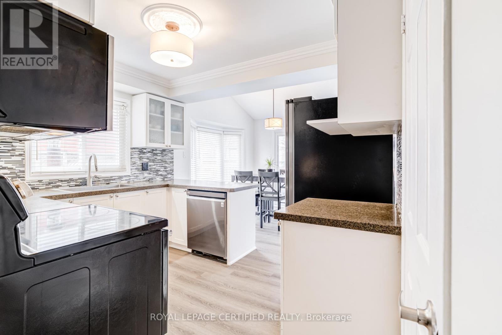 2197 OAKRIDGE CRESCENT - 8