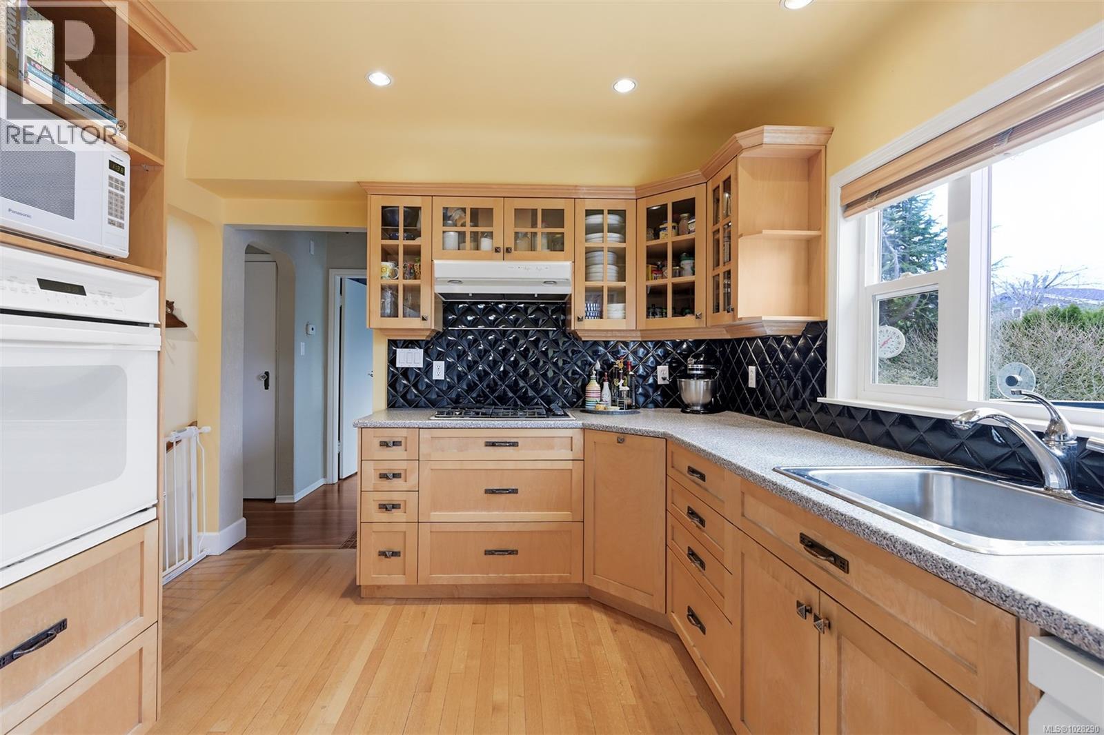 354 Stannard Ave, Victoria