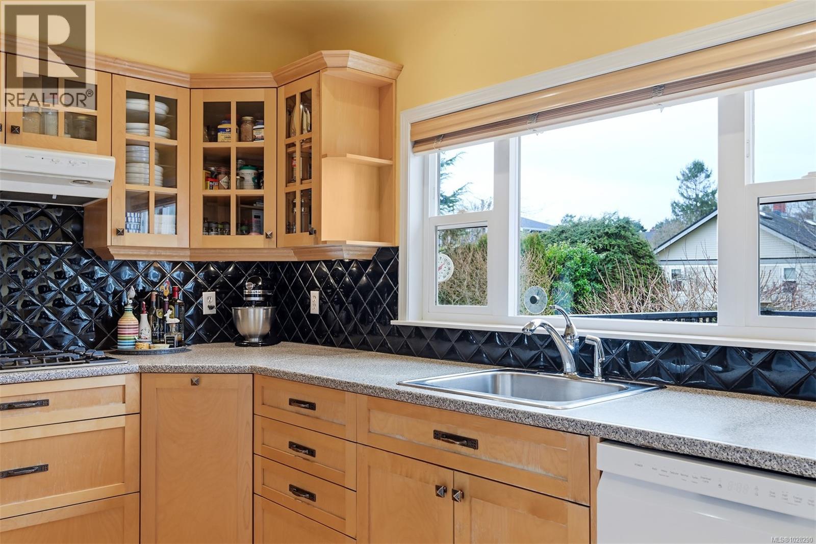 354 Stannard Ave, Victoria