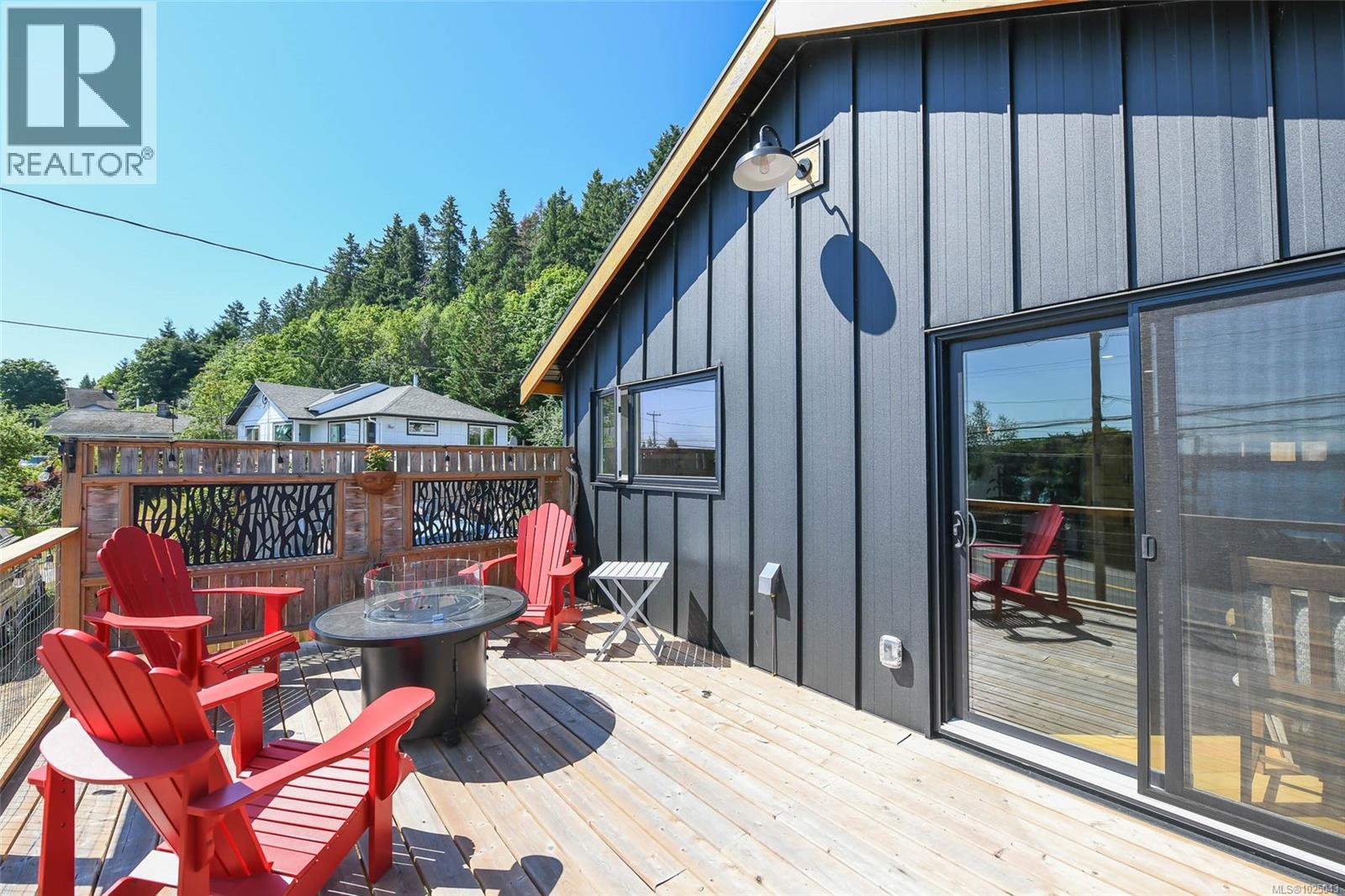5693 Island Hwy S - 2