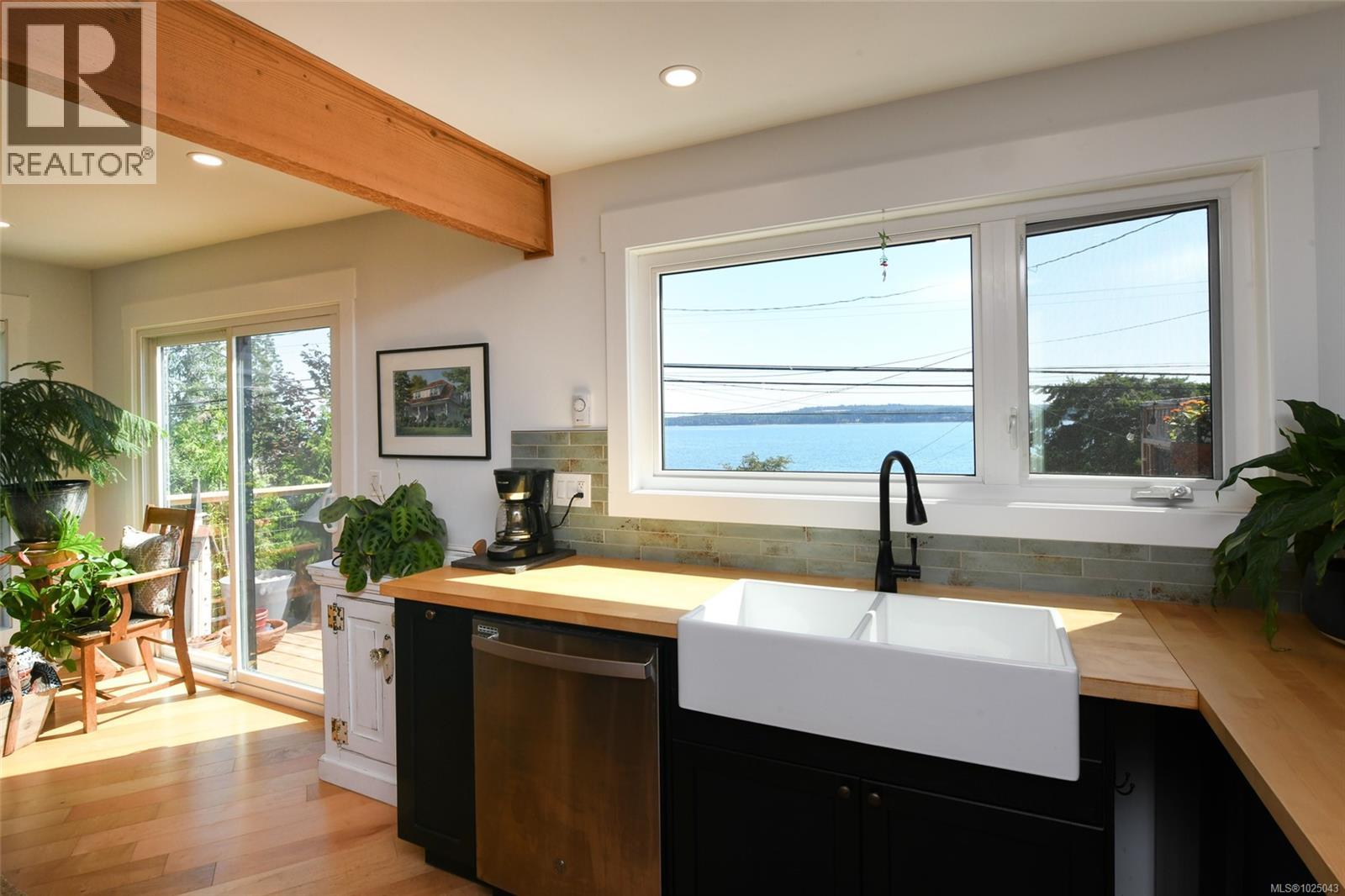 5693 Island Hwy S - 12