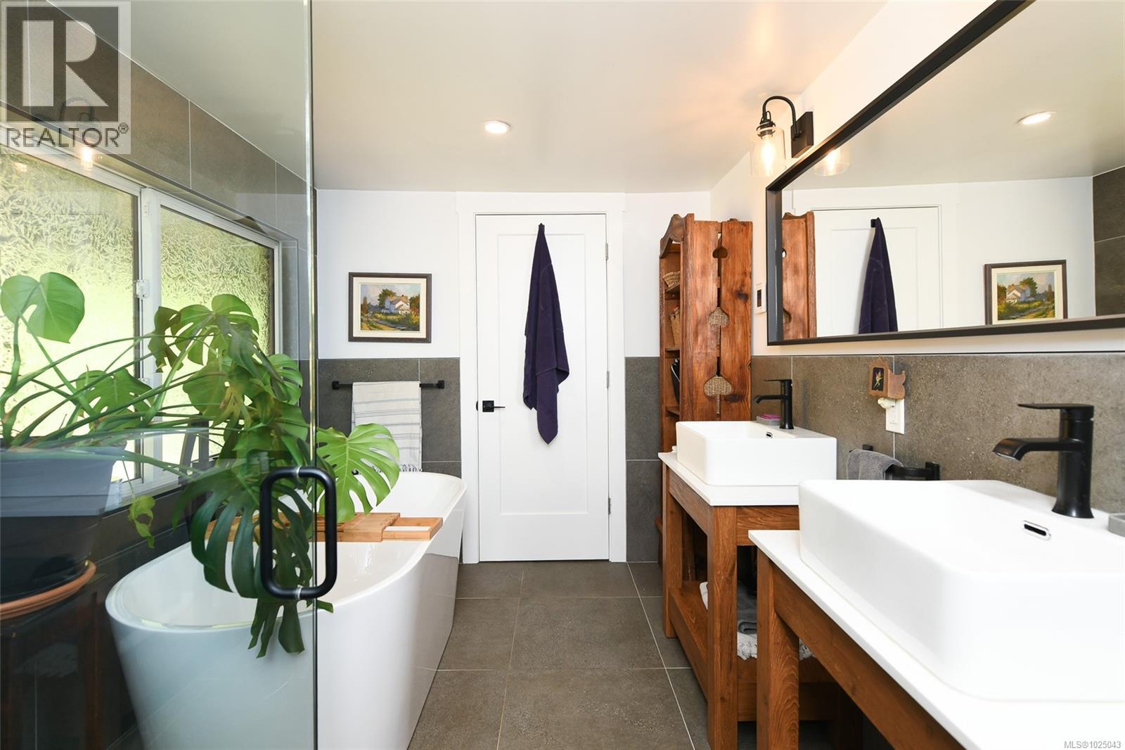 5693 Island Hwy S - 22