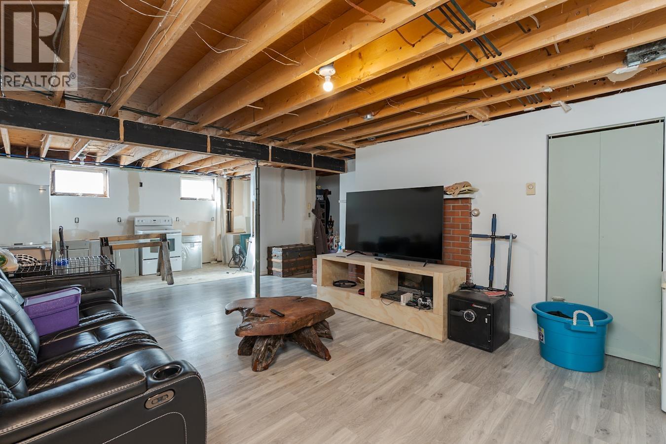 239 FERN CRESCENT - 25