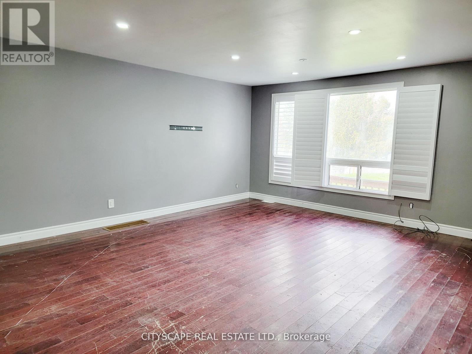 34 ROBINSON AVENUE - 13