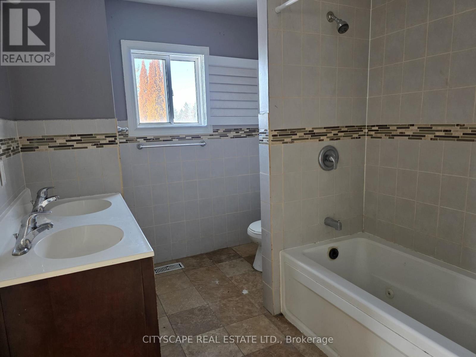 34 ROBINSON AVENUE - 18