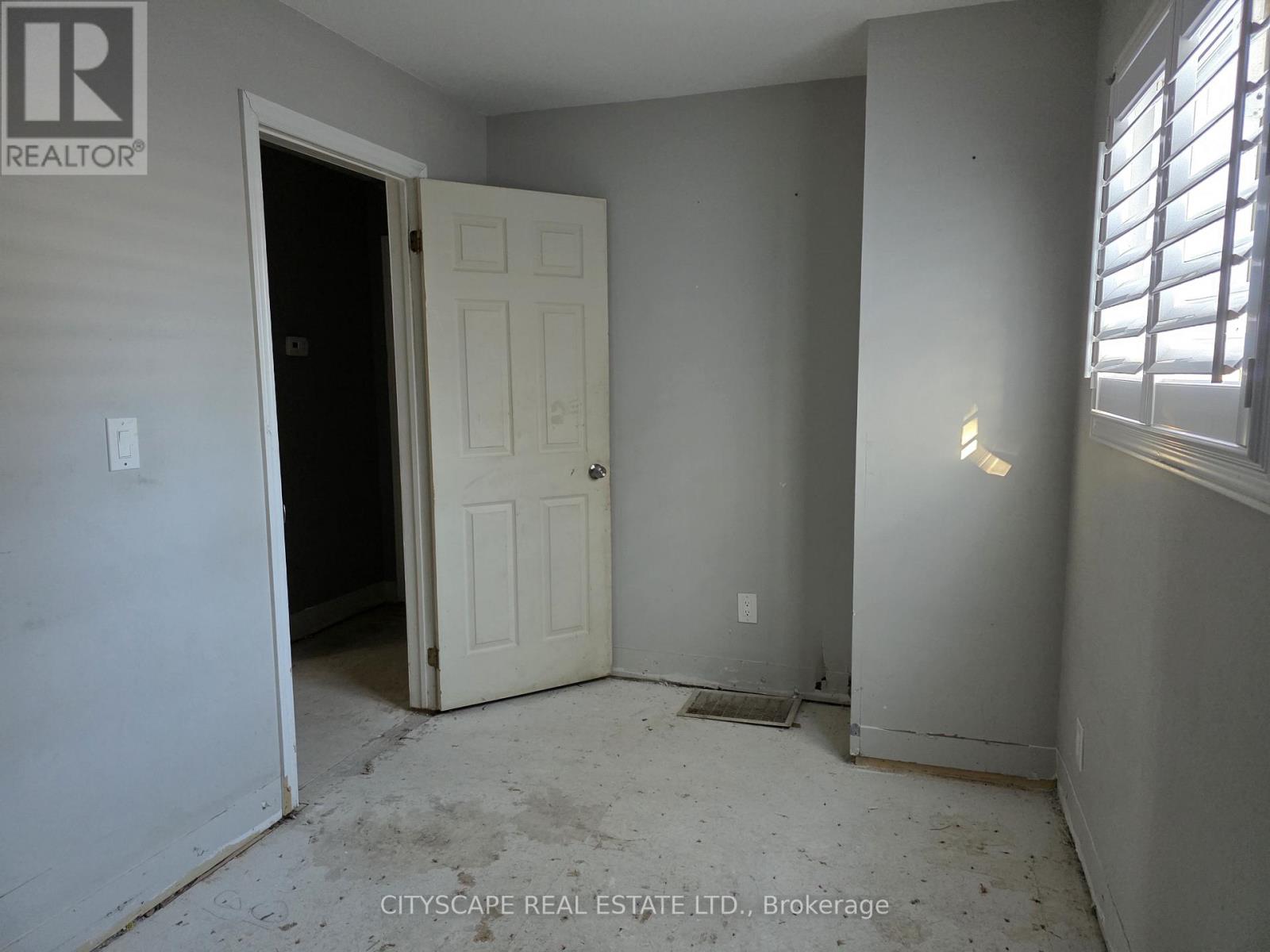 34 ROBINSON AVENUE - 22