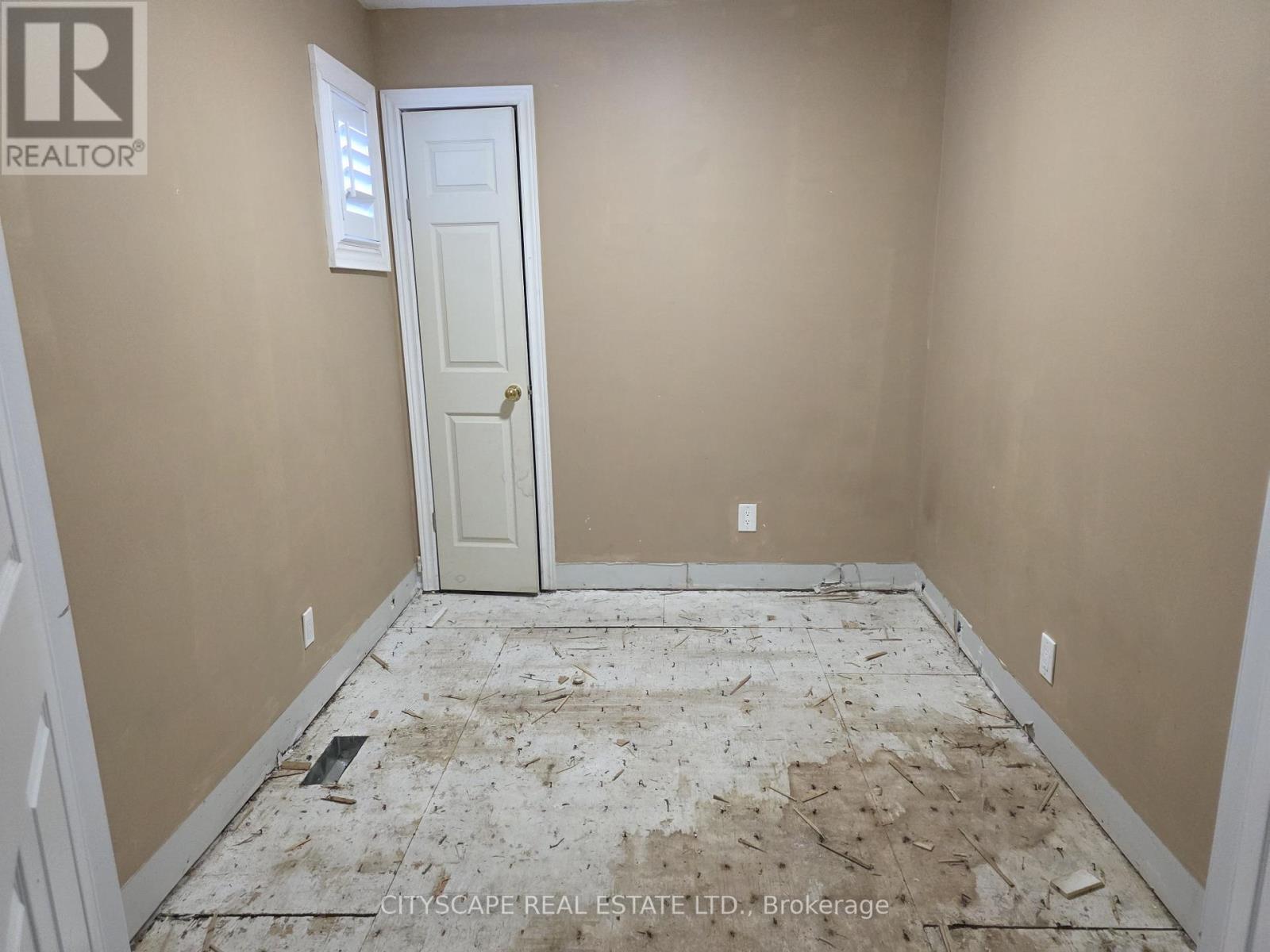 34 ROBINSON AVENUE - 24