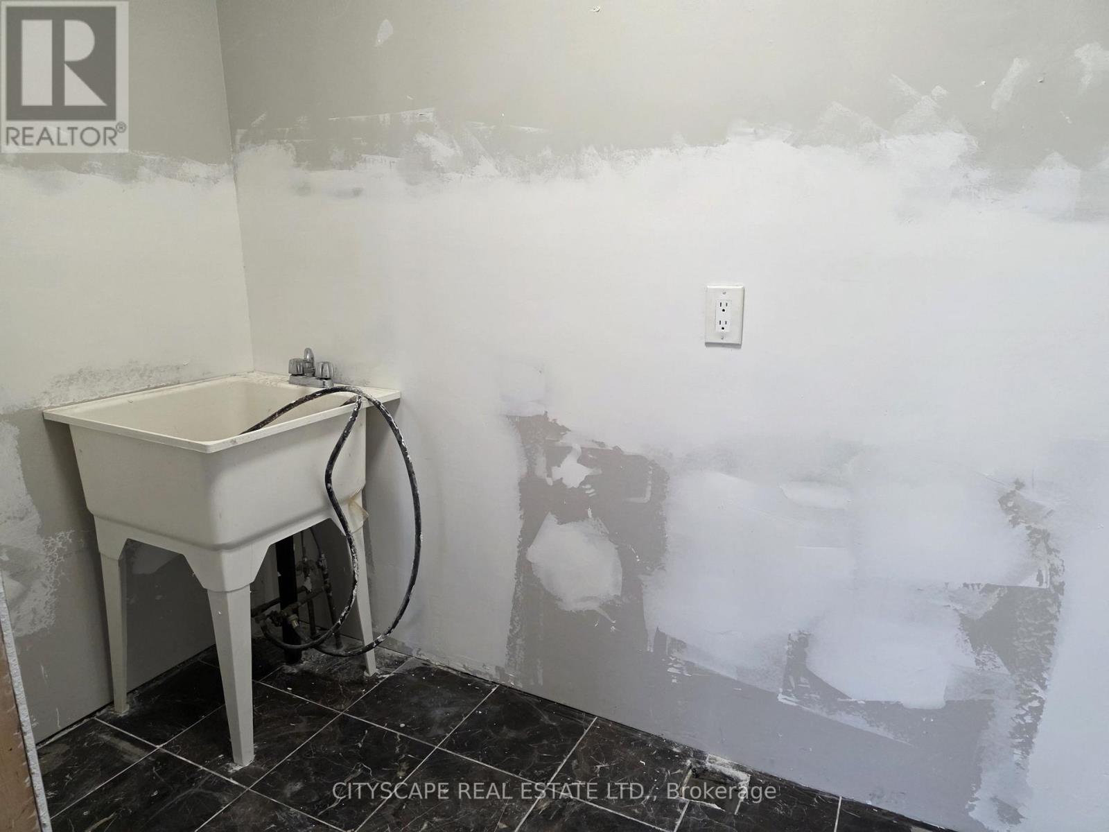 34 ROBINSON AVENUE - 25