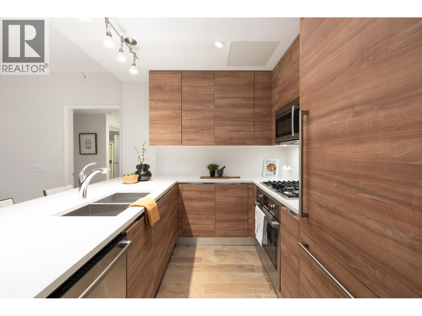 803 199 VICTORY SHIP WAY, North Vancouver