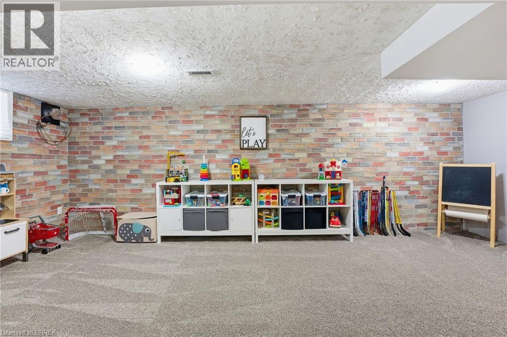 37 HILLIER Crescent, Brantford, Ontario
