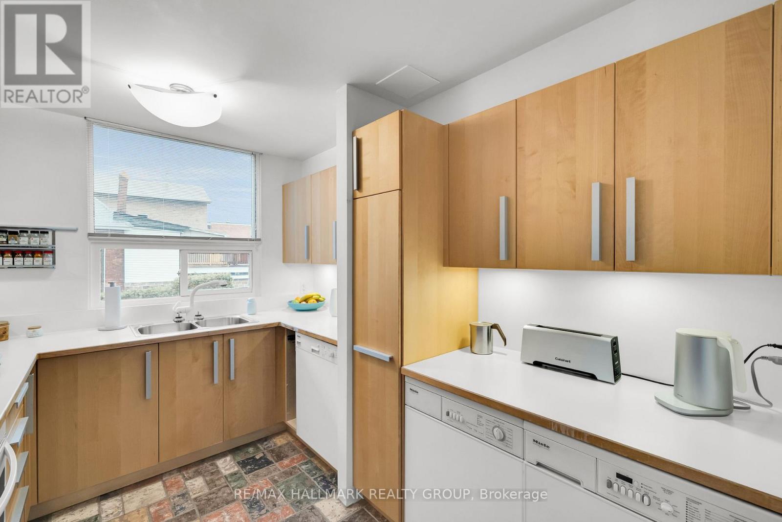 #203 40 ARTHUR STREET - 20