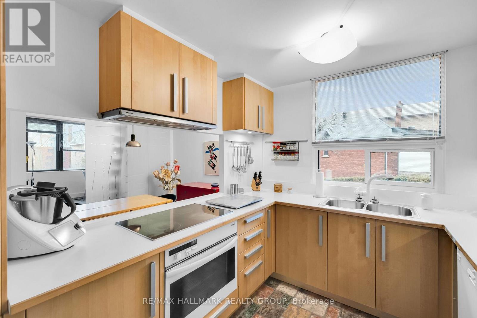 #203 40 ARTHUR STREET - 22