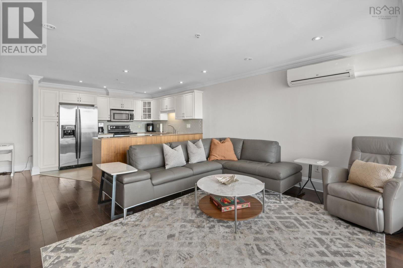 Property 4 of 32 of 707 2677 Gladstone Street