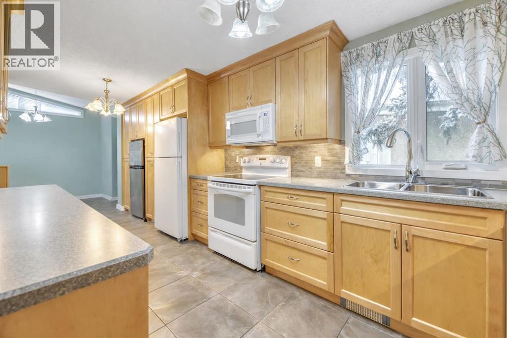 Multi-family House Bungalow for Sale in  Kingsmere Crescent SW Kingsland Calgary 