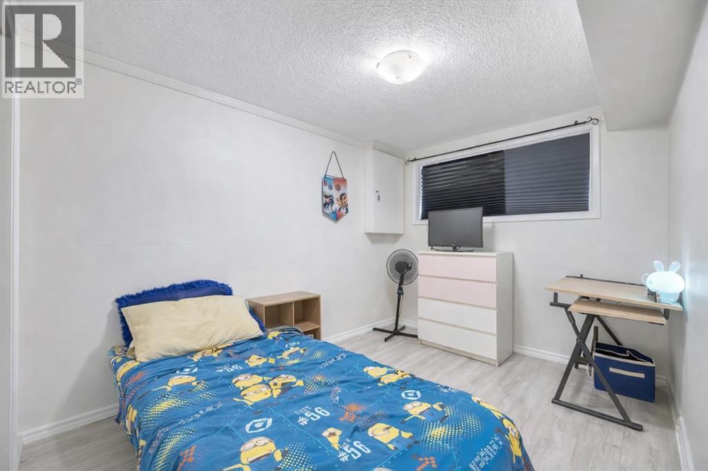 Multi-family House Bungalow for Sale in  Kingsmere Crescent SW Kingsland Calgary 