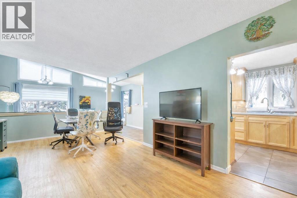 Multi-family House Bungalow for Sale in  Kingsmere Crescent SW Kingsland Calgary 